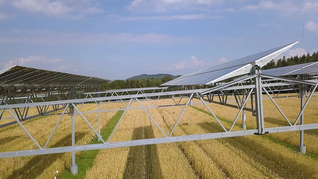 Photovoltaikanlage über einer landwirtschaftlichen Fläche