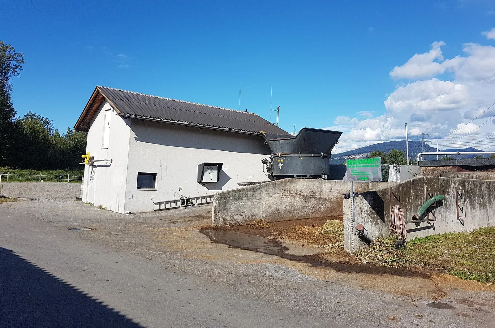 Landwirtschaftlicher Betriebsstandort mit technischem Gebäude und Zufahrt